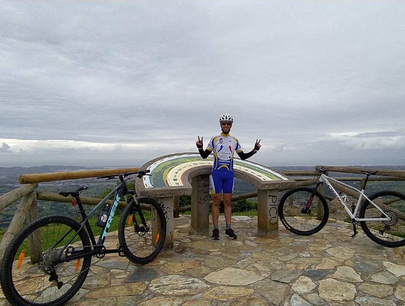 Oliver en bici